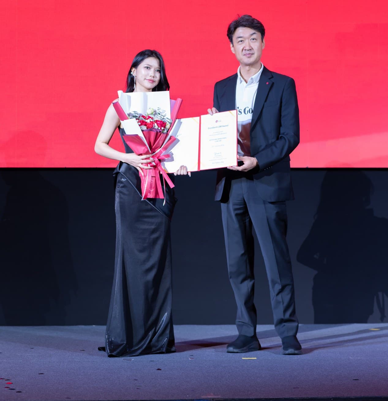 คุณนภัสกร บุญเดช รับรางวัล Excellent LSM Award บนเวทีงาน LG Subscribe พร้อมเกียรติบัตร